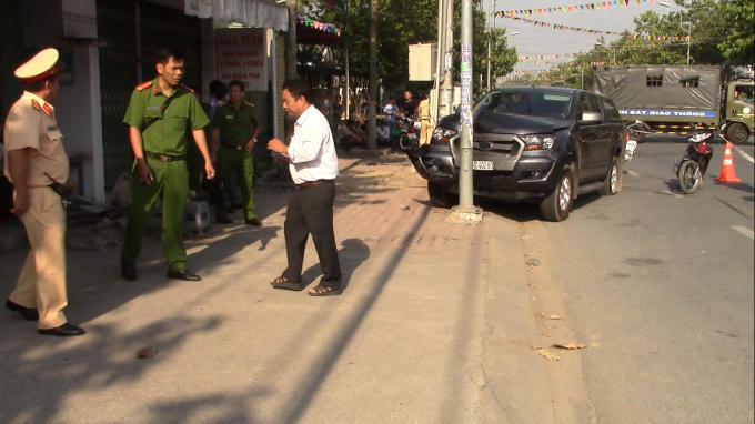 Lực lượng chức năng khám nghiệm hiện trường.