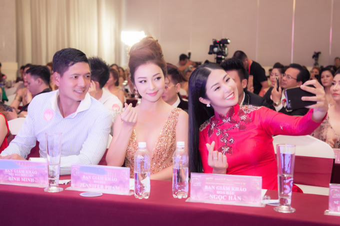 Hoa hậu Jennifer phạm đẹp hút hồn khi làm giám khảo bên cạnh Bình Minh