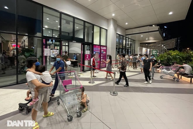 Nhiều gia đình lựa chọn trung tâm thương mại làm địa điểm vui chơi Trung thu cho các con.