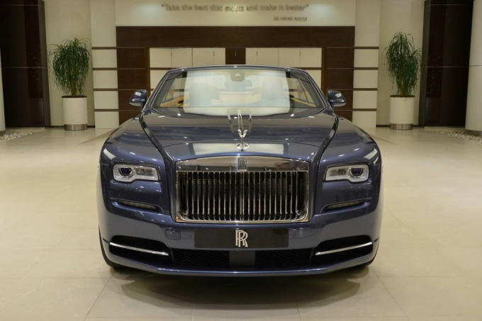 Chiếc Rolls-Royce này hiện được trưng bày trong showroom của hãng tại Abu Dhabi.