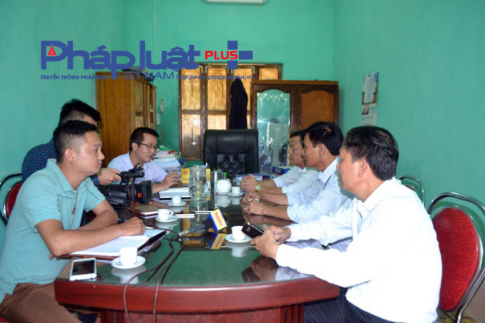 Lãnh đạo xã Tân Quang làm việc với Phóng viên Pháp luật Plus.