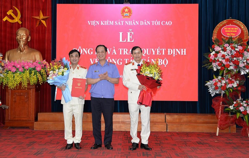 Lãnh đạo Viện Kiểm sát nhân dân tối cao trao quyết định cho 2 ông Đàm Nghĩa Quân và Ngô Bảo Ngọc. (Ảnh: Báo Cao Bằng).