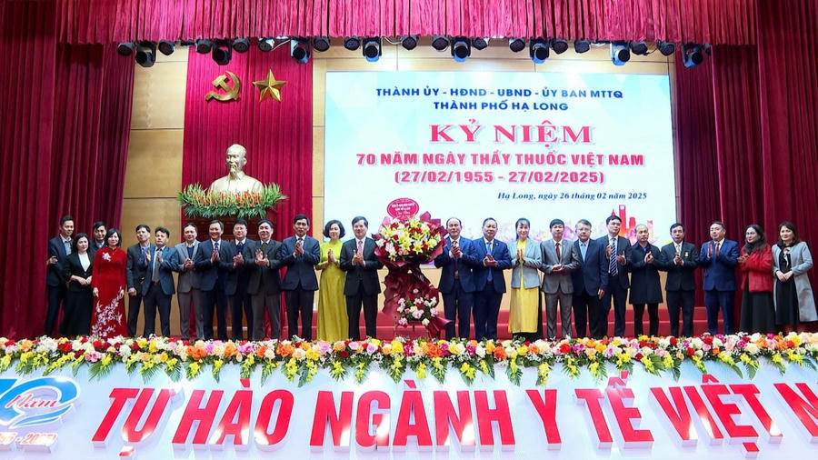 Lãnh đạo Thành ủy Hạ Long tặng hoa các đơn vị y tế nhân nhân kỷ niệm 70 năm ngày Thầy thuốc Việt Nam (27/2/1955 - 27/2/2025).
