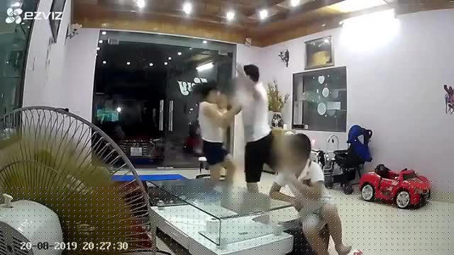 Người đàn ông đánh vợ ngay trước mặt các con mình gây bức xúc dư luận ở Bắc Kạn