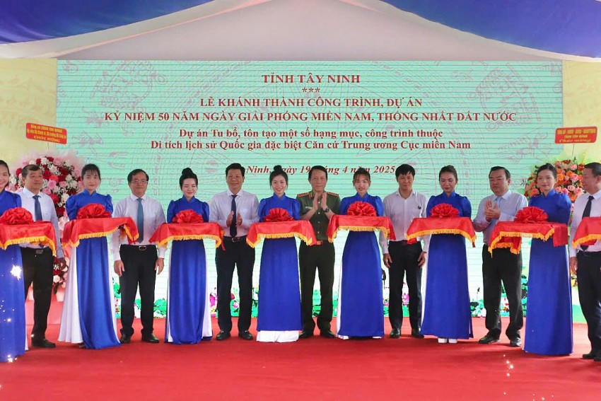 Đại tướng Lương Tam Quang, Bộ trưởng Bộ Công an và cơ quan chức năng tỉnh Tây Ninh cắt băng khánh thành dự án tu bổ, tôn tạo một số hạng mục thuộc khu di tích Trung ương Cục miền Nam.