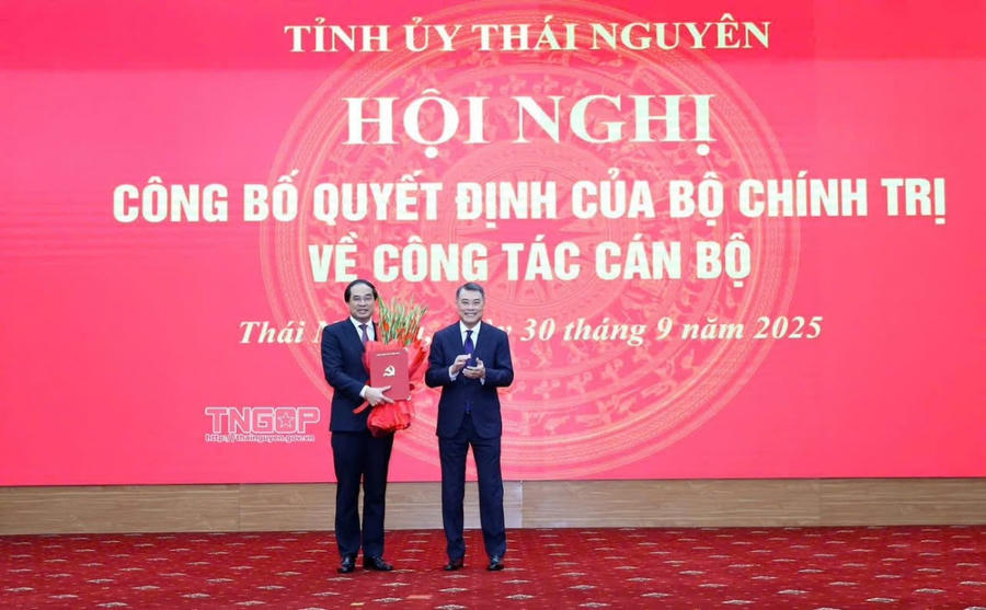 Đồng chí Lê Minh Hưng, Ủy viên Bộ Chính trị, Bí thư Trung ương Đảng, Trưởng Ban Tổ chức Trung ương trao Quyết định của Bộ Chính trị điều động, phân công, chỉ định đồng chí Trịnh Xuân Trường, Bí thư Tỉnh ủy, Chủ tịch HĐND tỉnh Lào Cai giữ chức Bí thư Tỉnh ủy Thái Nguyên.