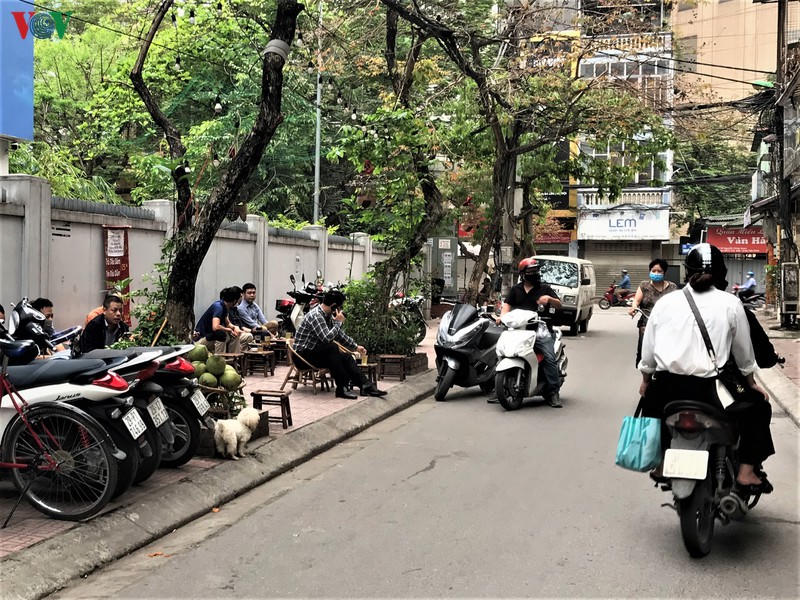 sang nay, nhieu cua hang dich vu khong thiet yeu o ha noi van mo cua hinh 2