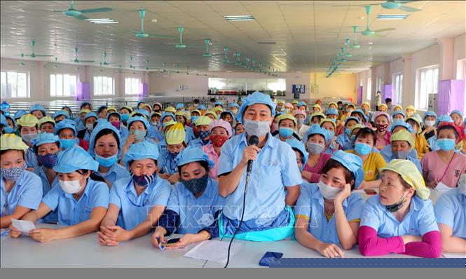 Công nhân đối thoại với chủ sử dụng lao động về các chính sách liên quan đến lao động. Ảnh: TTXVN