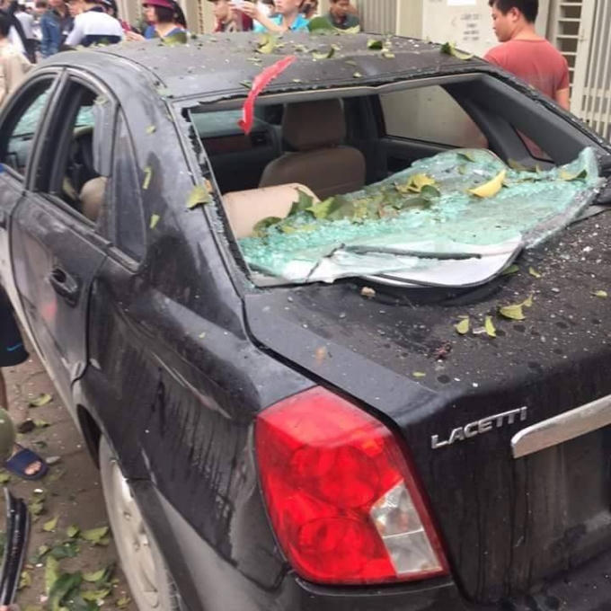 Chiếc xe ô tô vỡ nát.