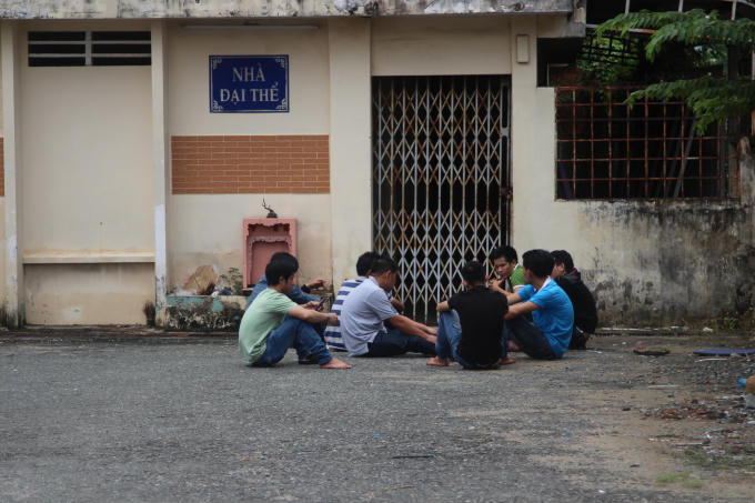 Người thân cháu bé 9 tháng tuổi ngồi đợi trước nhà đại thể bệnh viện.