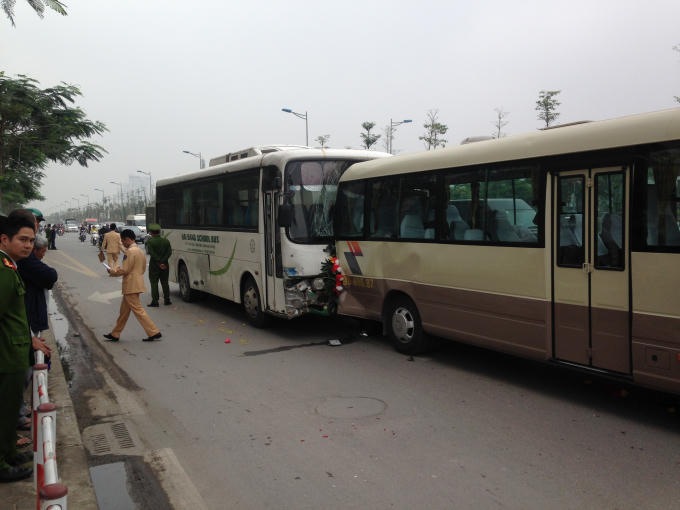 Xe khách đưa tang mất lái xảy ra tại nạn.