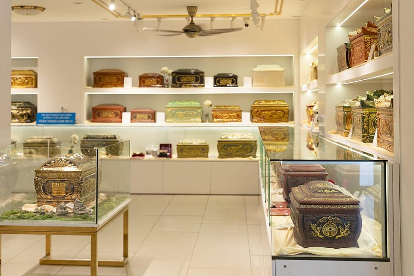 Các hũ tro cốt bán ở trong công ty