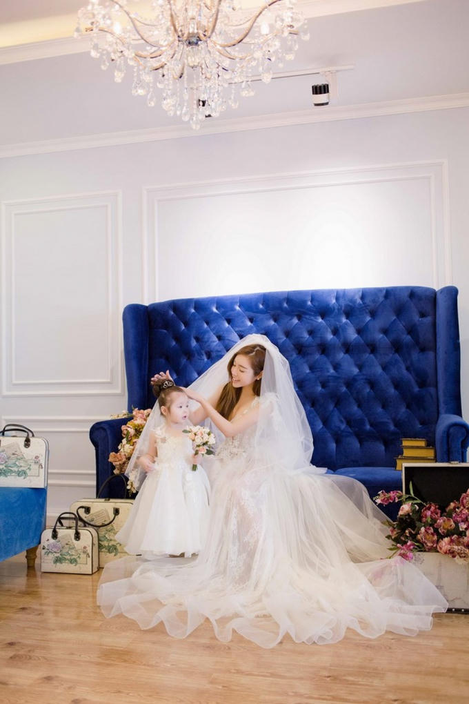 Dù hai con, Elly Trần diện váy cưới vẫn đẹp không kém ai.