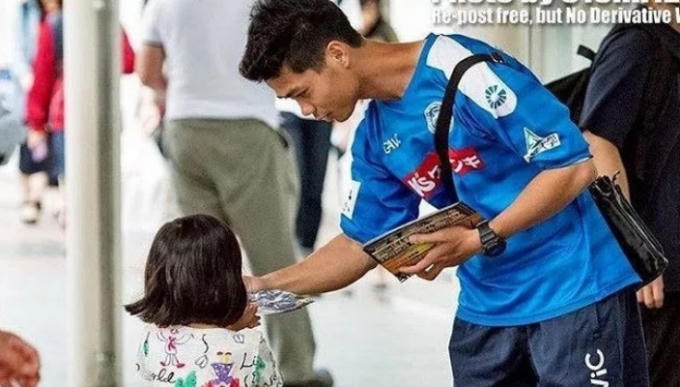 Anh nhiều lần phải đi phát tờ rơi quảng cáo, công việc dành cho những cầu thủ không được đăng ký thi đấu.