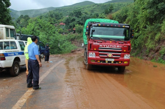 Lực lượng chức năng có mặt tại hiện trưởng trực tiếp chỉ đạo cứu hộ và phân luồng giao thông.