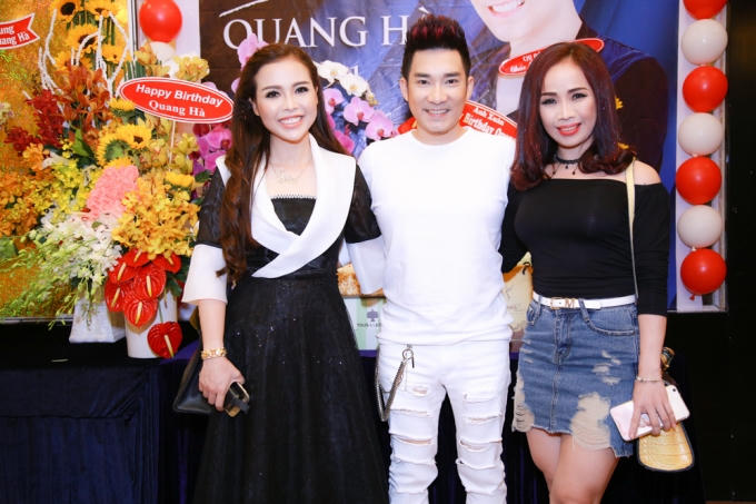 Bạn bè, đồng nghiệp tới chúc mừng sinh nhật Quang Hà