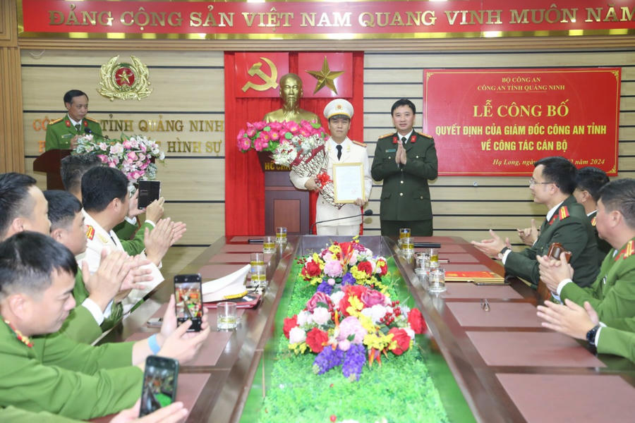 Thượng tá Nguyễn Trọng Hùng ( bên trái) giữ, chức vụ Trưởng phòng Cảnh sát hình sự Công an tỉnh Quảng Ninh.