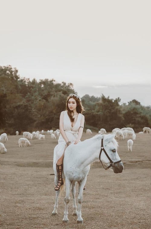 Elly Trần khoe vẻ đẹp nữ thần sau khi sinh con lần 2