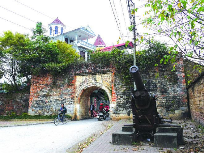 Bệ pháo thời chống Pháp và chiếc cổng thành cổ Lạng Sơn.