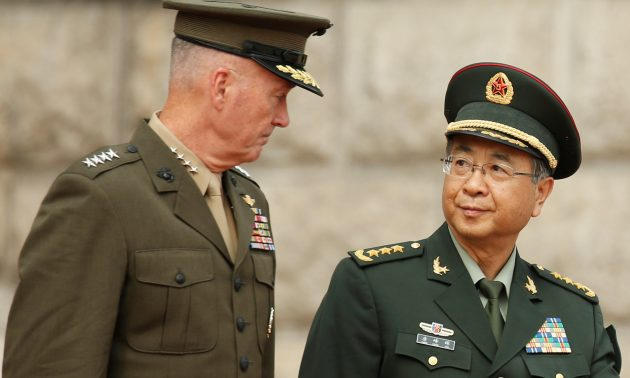 Chủ tịch Hội đồng Tham mưu trưởng li&ecirc;n qu&acirc;n Mỹ Joe Dunford v&agrave; người đồng cấp Trung Quốc Fang Fenghui.