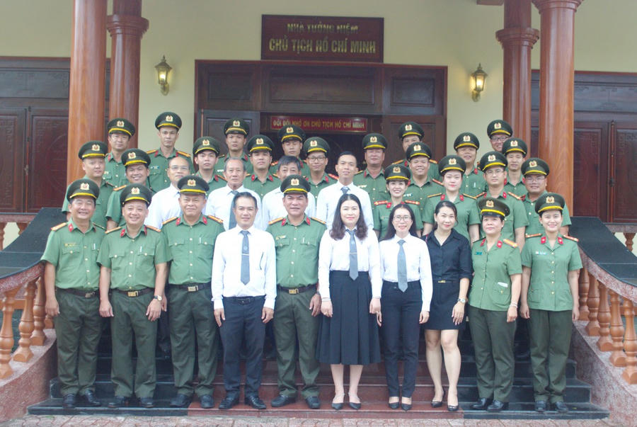 Phòng An ninh kinh tế Công an Bạc Liêu và Đoàn Luật sư tỉnh dâng hương và chụp ảnh lưu niệm tại Nhà tưởng niệm Chủ tịch Hồ Chí Minh trong Công an tỉnh Bạc Liêu.