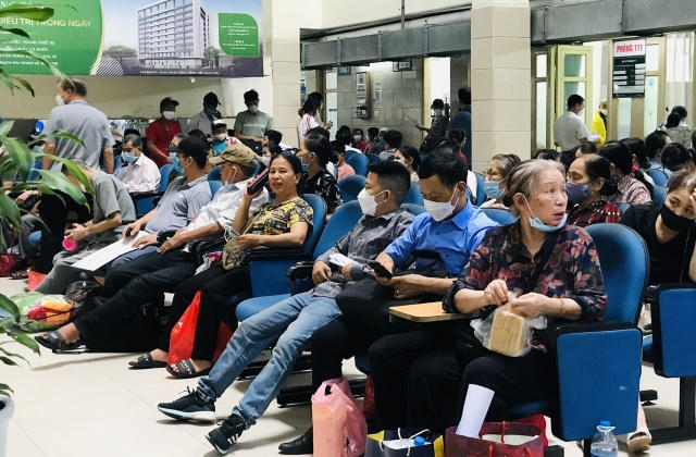 Bệnh viện Bạch Mai dừng tự chủ toàn diện: Người bệnh lợi hay thiệt?