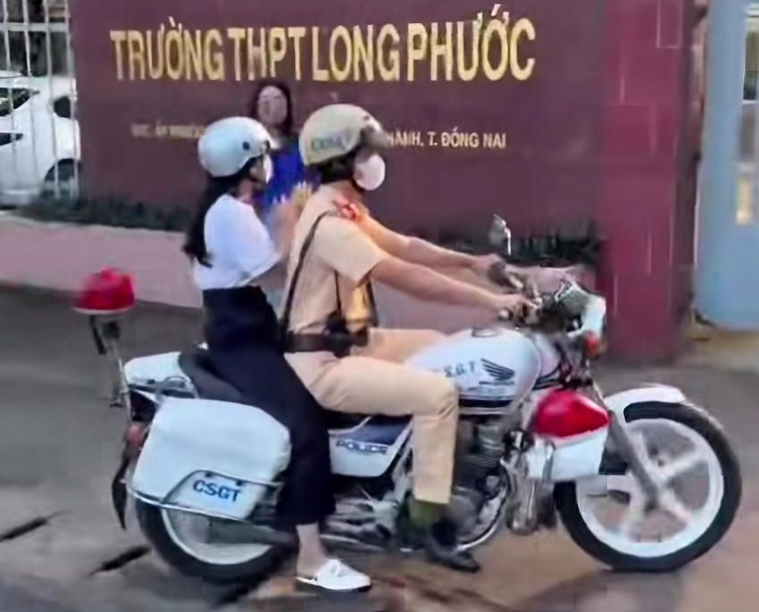 CSGT Trạm Ngã ba Thái Lan đã kịp thời hỗ trợ hai thí sinh đổi lại thẻ dự thi bị cầm nhầm.