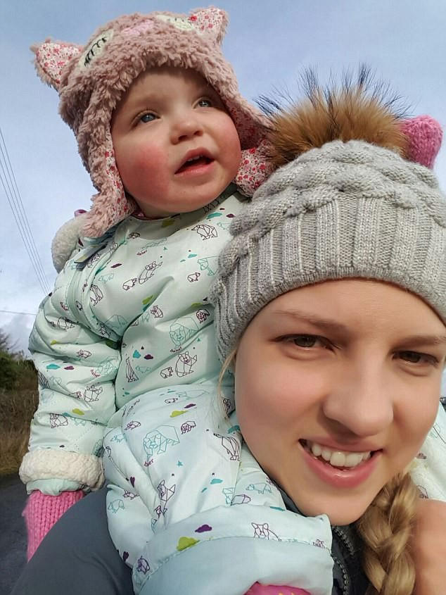 Sau khi đã sinh con khỏe mạnh, Gemma liền kêu gọi quyên góp từ thiện 300.000 bảng Anh (tương đương gần 10 tỷ đồng) từ cộng đồng, để cô có thể sang Đức điều trị tích cực một thời gian.