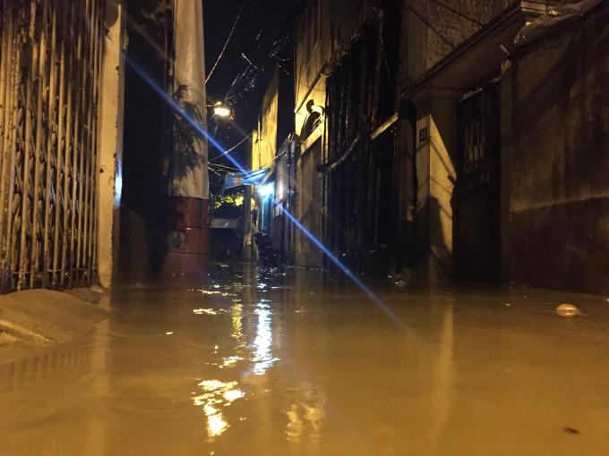 H&agrave; Nội: Mưa lớn khiến nhiều tuyến đường ngập s&acirc;u