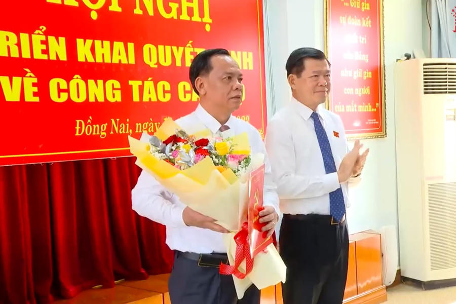 Ông Võ Tấn Đức nhận quyết định (Ảnh: Báo Đồng Nai)