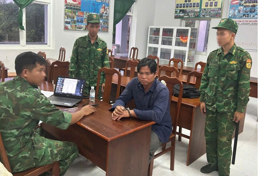 Cán bộ Đồn Biên phòng Lò Gò lấy lời khai đối tượng Nguyễn Văn Nị