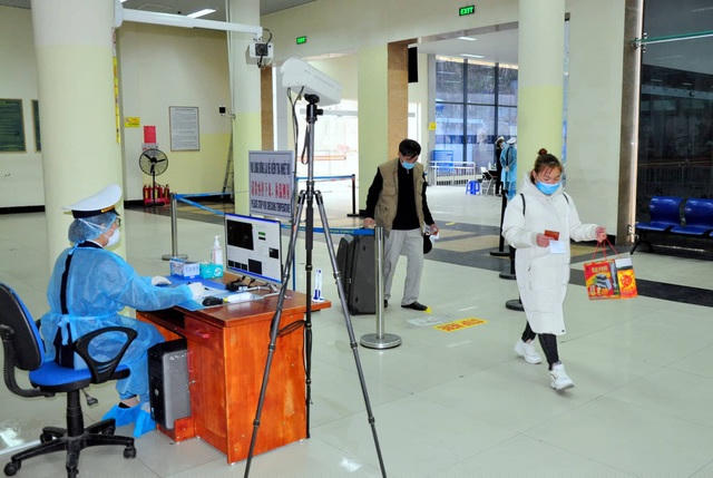 Người nhập cảnh được kiểm tra thân nhiệt và buộc phải cách ly 14 ngày theo qui trình nghiêm ngặt của y tế (ảnh báo Quảng Ninh)
