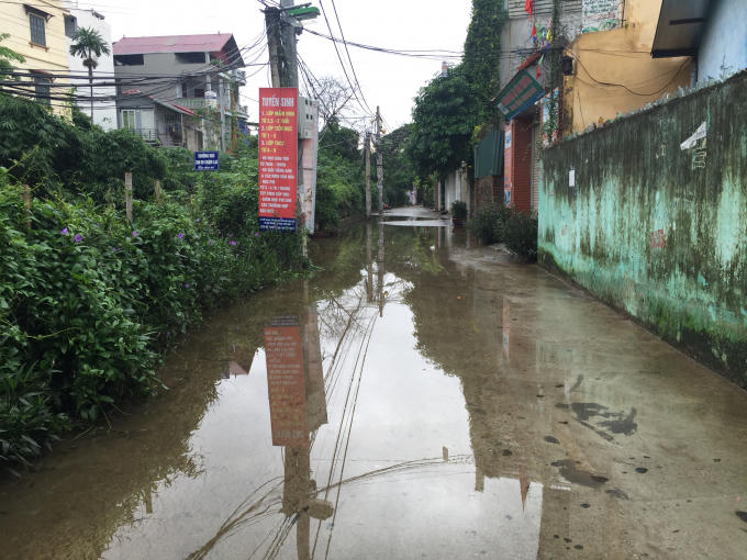 Hà Nội: Sau cơn bão số 2, hàng trăm hộ dân vẫn sống trong ngập úng