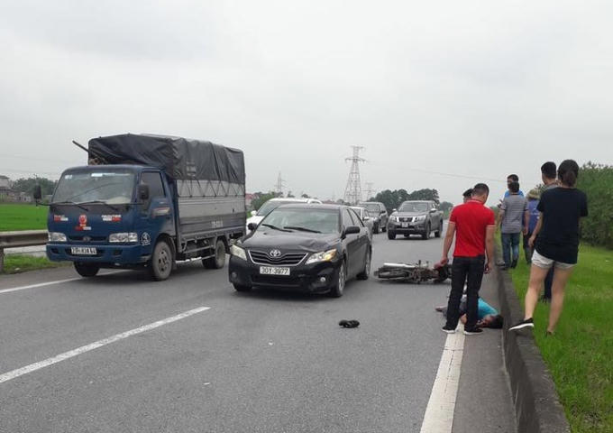 Vụ tai nạn giữa xe ô tô và xe máy trên cao tốc Hà Nội - Thái Nguyên (Ảnh: Báo giao thông)