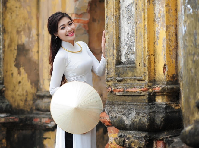 Những di sản của cha ông khiến nữ sinh 21 tuổi mải mê nhìn ngắm. "Đôi lúc em quên đi mục đích chính là chụp ảnh khi tới nơi này", Ái Thơ chia sẻ.