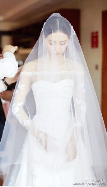 Lưu Thi Thi xinh đẹp trong chiếc váy cưới 10 tỉ được thiết kế riêng cho cô. Ảnh: Sina.