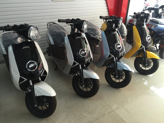 Xe máy điện "ngoại" tràn ngập thị trường Việt Nam.
