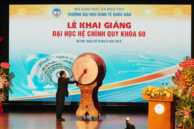 Phó Thủ tướng Vương Đình Huệ đánh trống lễ khai giảng Đại học hệ chính quy khoá 60 của Đại học Kinh tế Quốc dân.