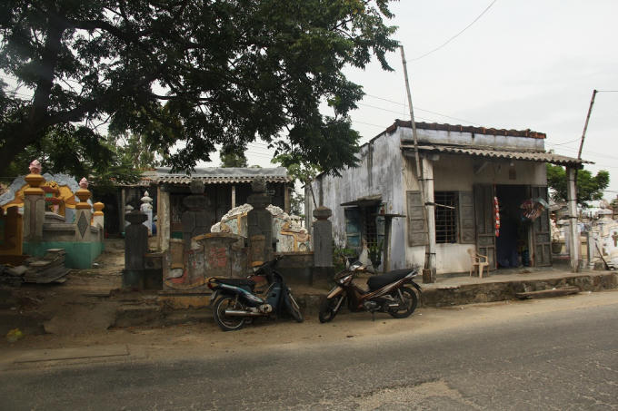 Những ngồi nha nằm len lỏi sau những ngôi mộ khiến nhiều người rùng mình khi tới đây.