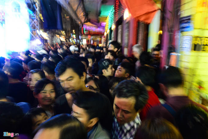 Nhiều khu vực không còn chỗ trống, du khách phải chen lấn để tìm đường vào bên trong.