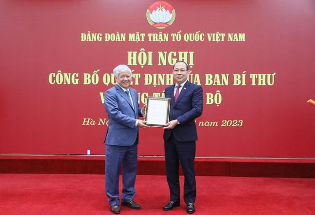 Chủ tịch Ủy ban Trung ương MTTQ Việt Nam Đỗ Văn Chiến trao quyết định của Ban Bí thư cho ông Hoàng Công Thủy. Ảnh Q.V