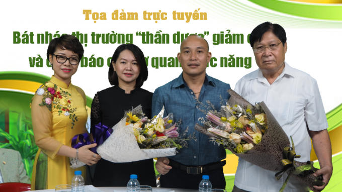 Nhà báo Phạm Quốc Cường - Tổng TKTS Phapluatplus.vn trao tặng hoa cho khách mời giao lưu trực tuyến.