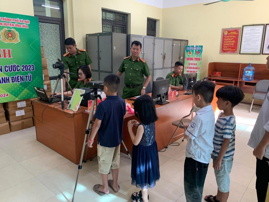 Trẻ em xếp hàng làm thủ tục cấp thẻ căn cước.
