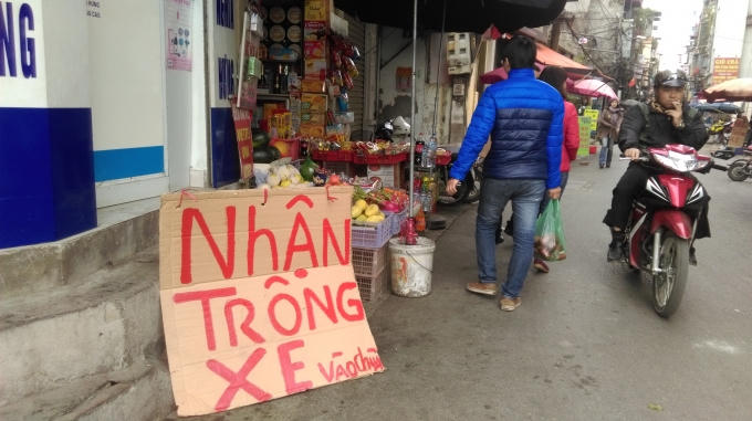 Biển trong xe do người dân tự phát treo lên đầu phố chợ Vĩnh Hồ. (Ảnh: Thu Hường)