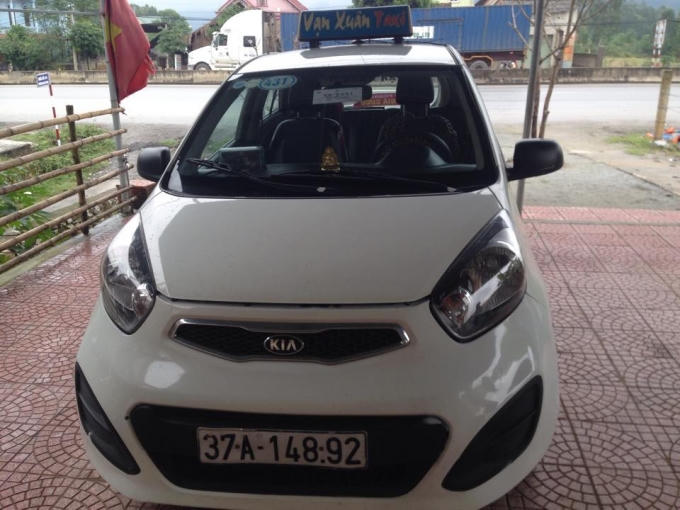 Chiếc taxi Lĩnh cướp được bị nổ lốp, phải bỏ lại bên đường.