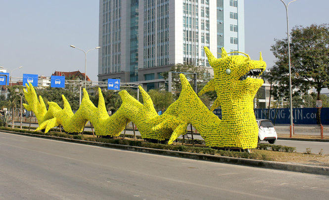Mô hình rồng trên đường Lê Hồng Phong. (Ảnh: Tiến Thắng)