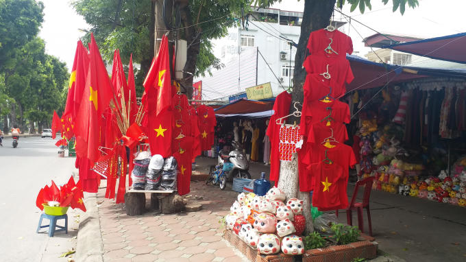 Trên từng con phố những lá Quốc kỳ và băng rôn với dòng chữ "Việt Nam vô địch" bay phấp phới.