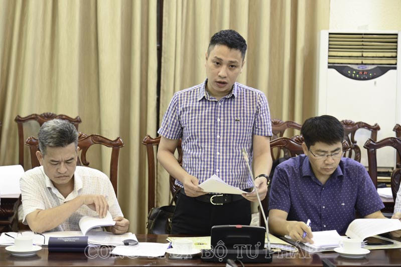 Đại diện Bộ Công an trình bày tóm tắt nội dung các chính sách.