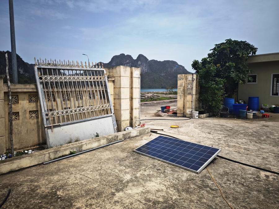Trạm biến áp bị hỏng, nhân viên Trung tâm khuyến nông Quảng Ninh phải sử dụng pin mặt trời để sinh hoạt hàng ngày.