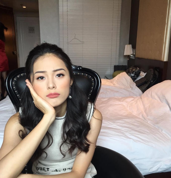 Những hình ảnh vừa mới đăng tải của Hạ Vi trên trang cá nhân facebook.